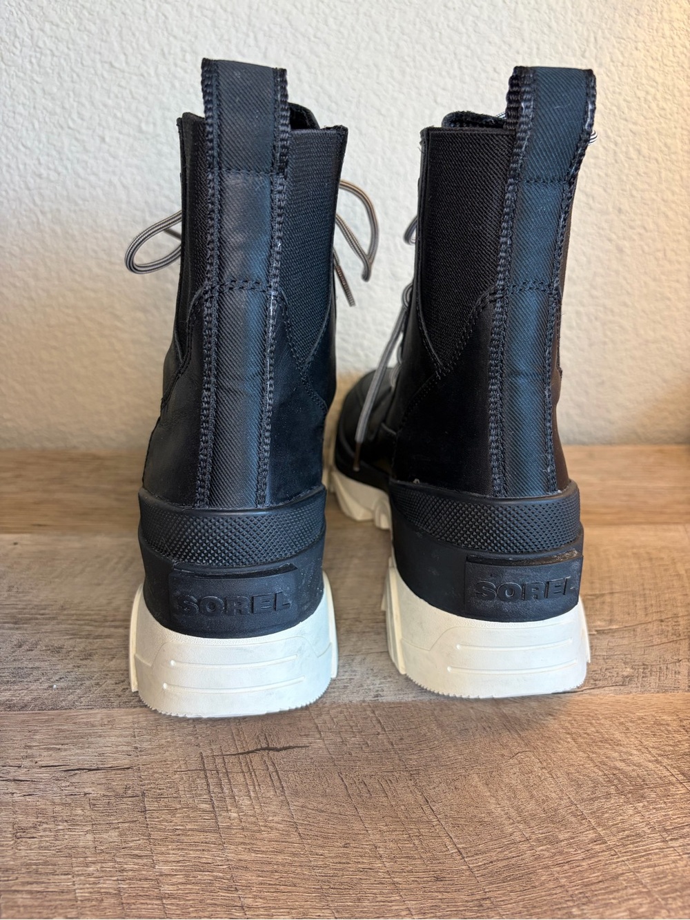 Sorel Women’s Black Leather Lace-Up Boots with White Sole - Picture 4 of 6